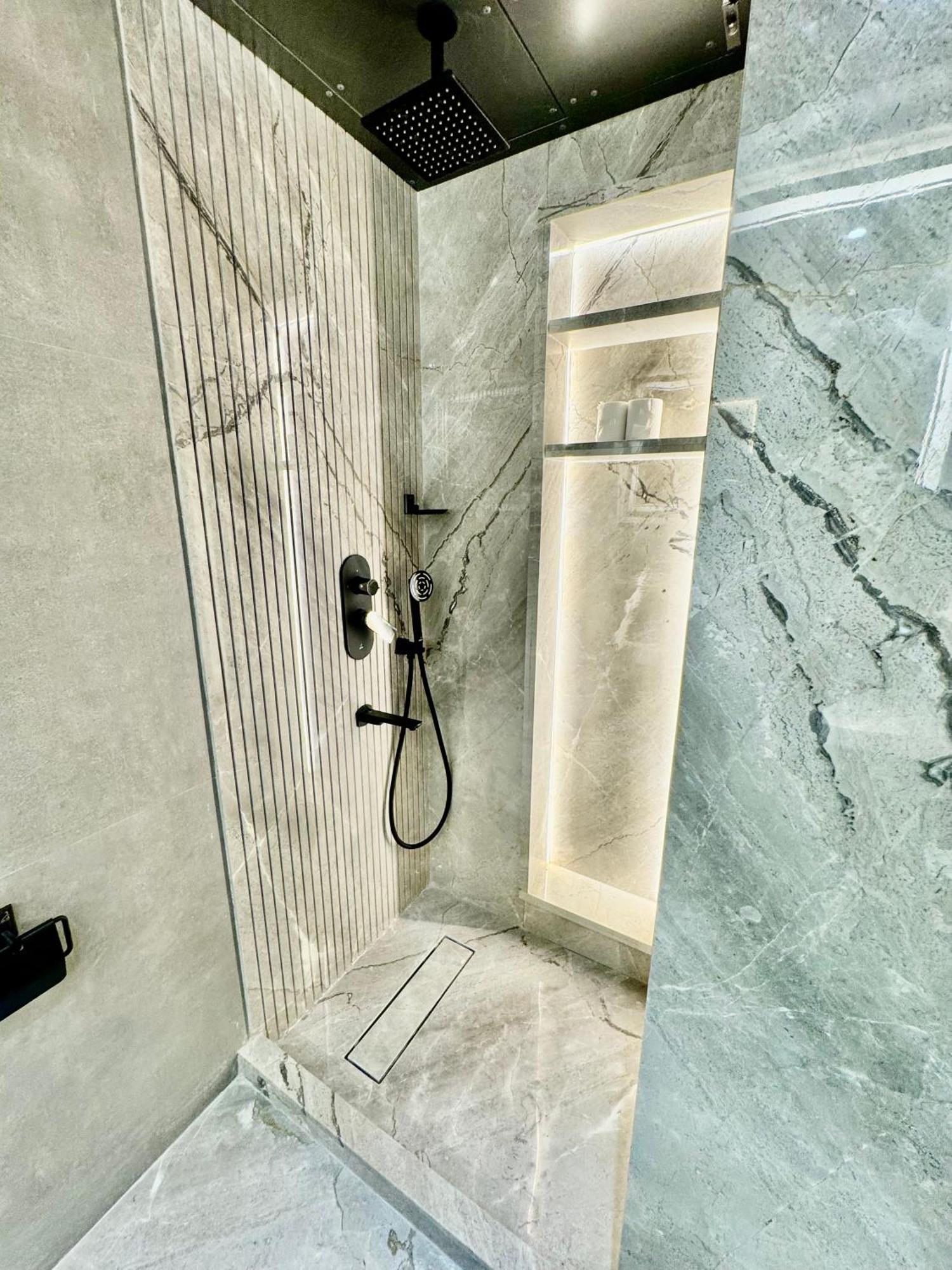 Empire Platinum Suites Nuova Delhi Esterno foto