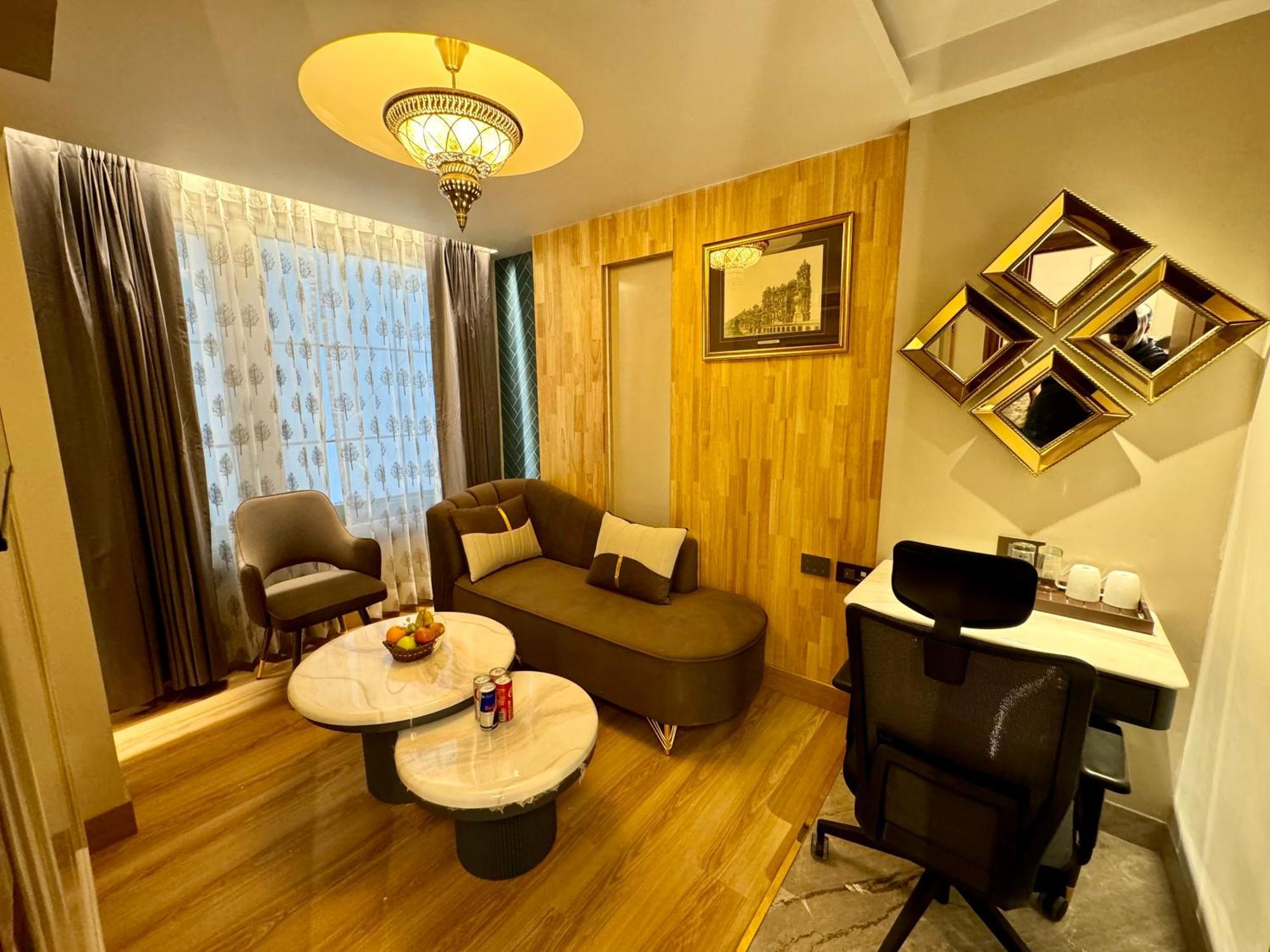 Empire Platinum Suites Nuova Delhi Esterno foto